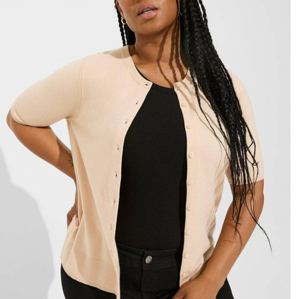 Torrid 4 (4X 26) Beige‎ Soft Every Day Button Up Short Sleeve Cardigan Sweater